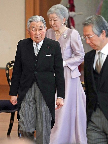 信子さまのドレスは下にロングスカートを履くとロングドレス、履かないと普通のワンピースのようになるデザインに見えます。承子さまのボルドー色のドレスは雅子(サマ)に
