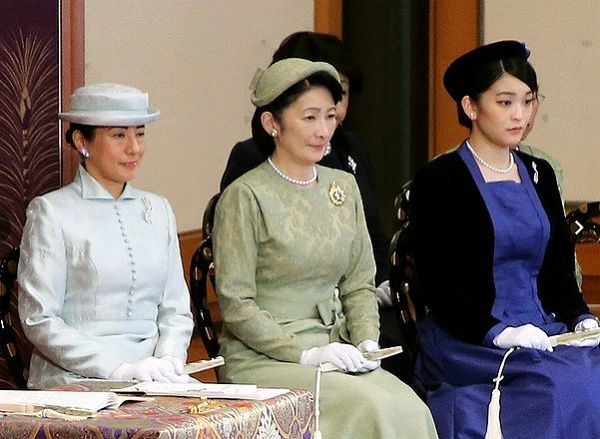 信子さまのドレスは下にロングスカートを履くとロングドレス、履かないと普通のワンピースのようになるデザインに見えます。承子さまのボルドー色のドレスは雅子(サマ)に