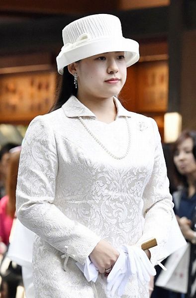 下の方に千家典子さんの結婚報告の伊勢神宮参拝、眞子さま、佳子さまの成年皇族の報告のための伊勢新宮参拝、愛子さまの初の伊勢神宮参拝の画像を載せてみました。