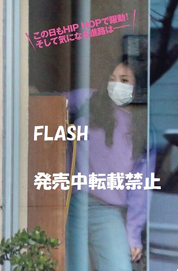 この画像の警護官はコンビニで買い物の時の警護官と同じ人に見えるのですが。 顔はわかりませんが、身長と体型が何となく同一人物に見えませんか。 佳子さま