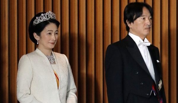 紀子さま気品のあるローブデコルテのジャケット、雅子さまの